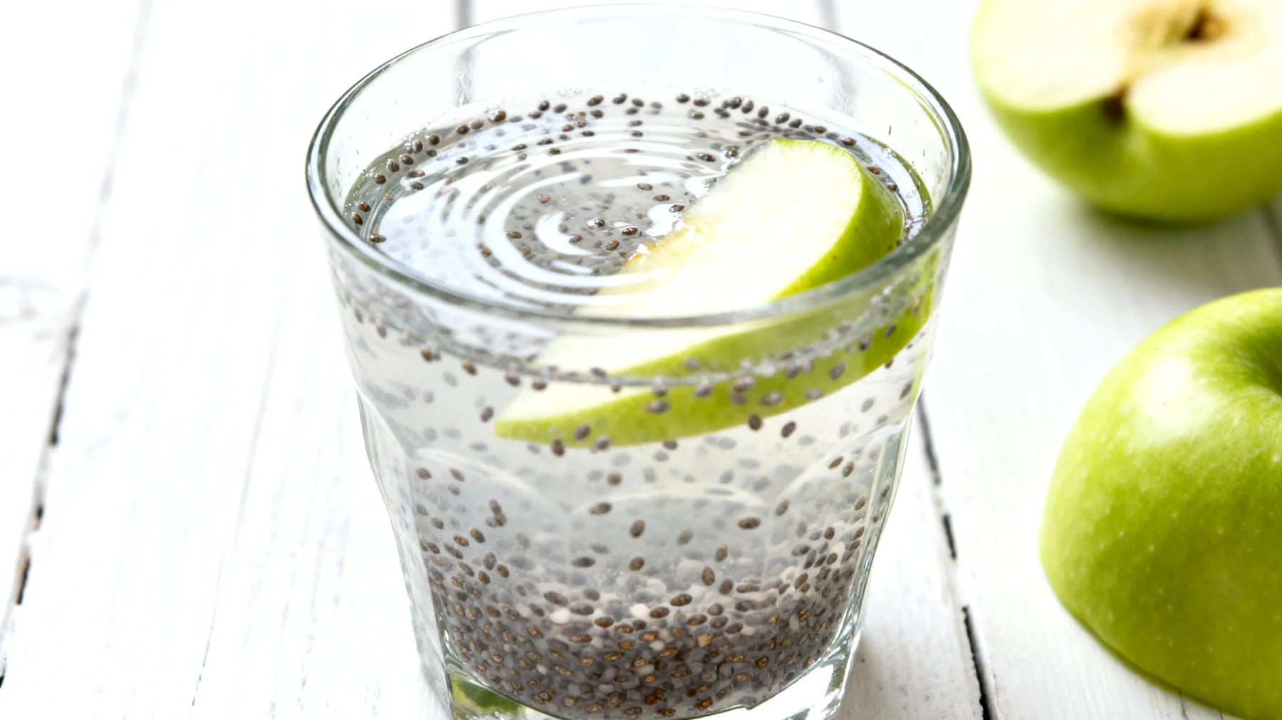 Kefir d'acqua con semi di chia e mela verde"