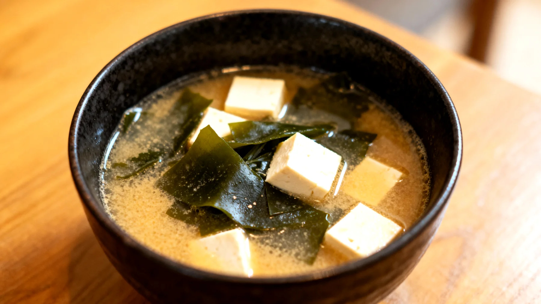 Zuppa di miso con alghe wakame e tofu"