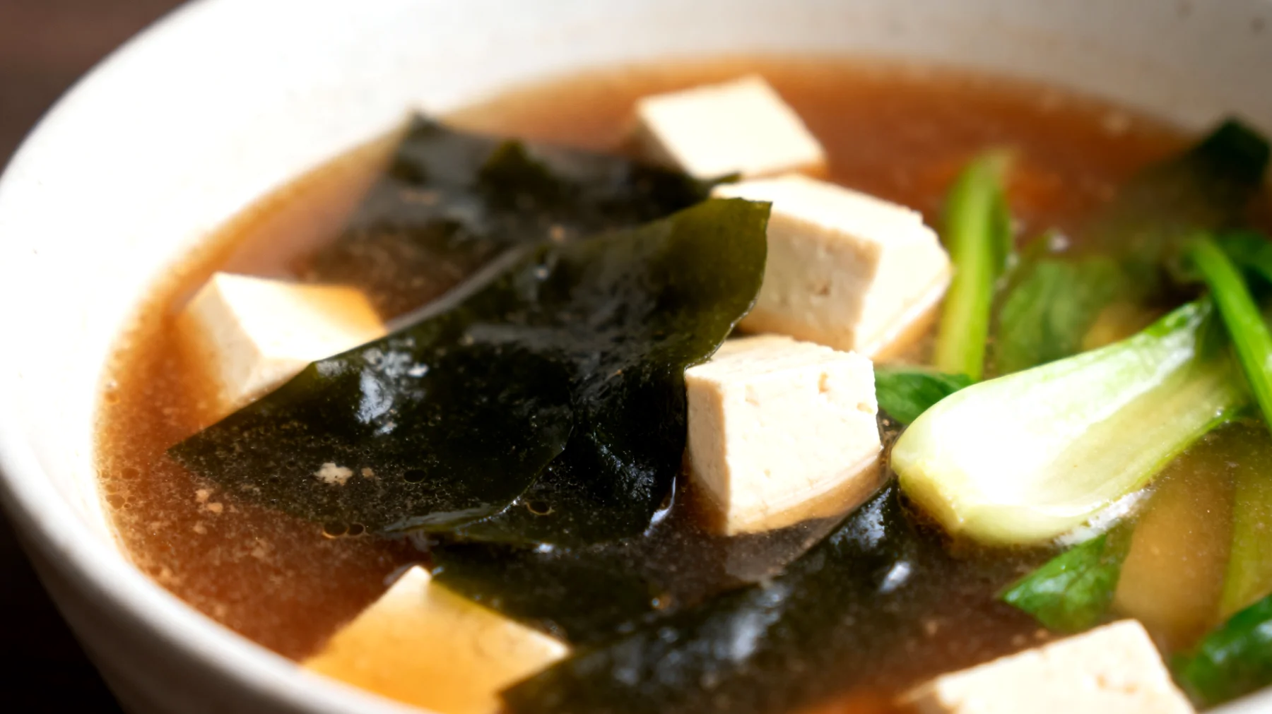 Zuppa di miso con alghe wakame, tofu e verdure"